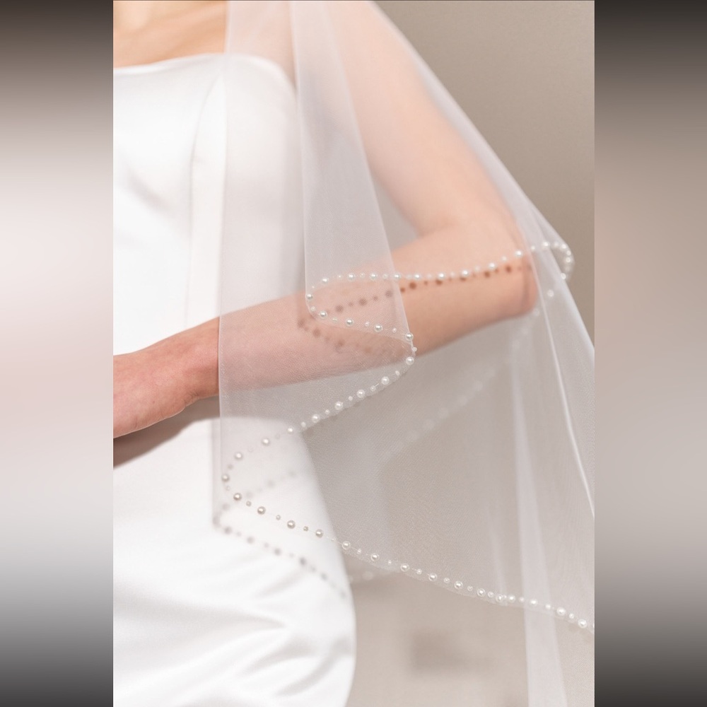 Veil w. Pearl Detail and Blusher -Color: Light Ivory, Length:120in, 30in blusher